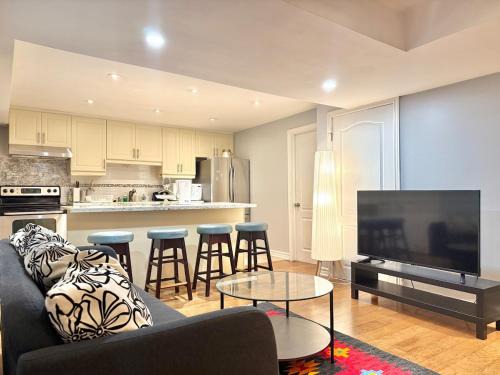 Woburn Apartment | 3 Bdrm Basement w kitchen-40 mins to downtown-Sleeps 8