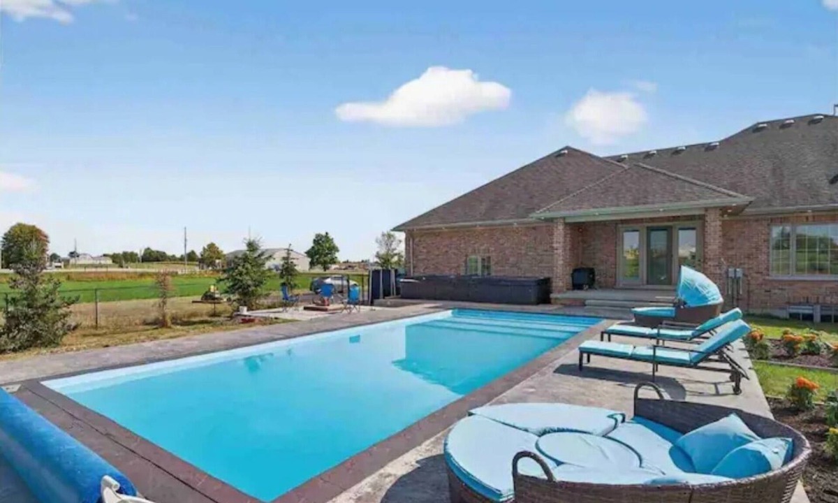 Township of Wellesley House | 5-bedroom bungalow with pool, Hot tub, fire pit, play ground, in CrossHill On