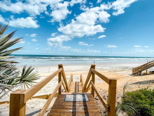 Sea Dunes Apartment | Beachfront with large deck Pool Sea Dunes Sailfish A3