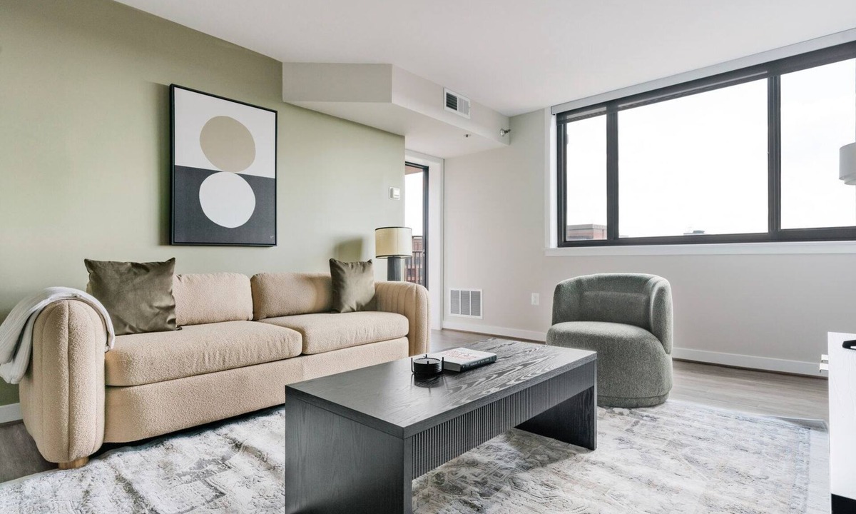 Court House Apartment | Blueground | Clarendon, pool, nr Arlington Park