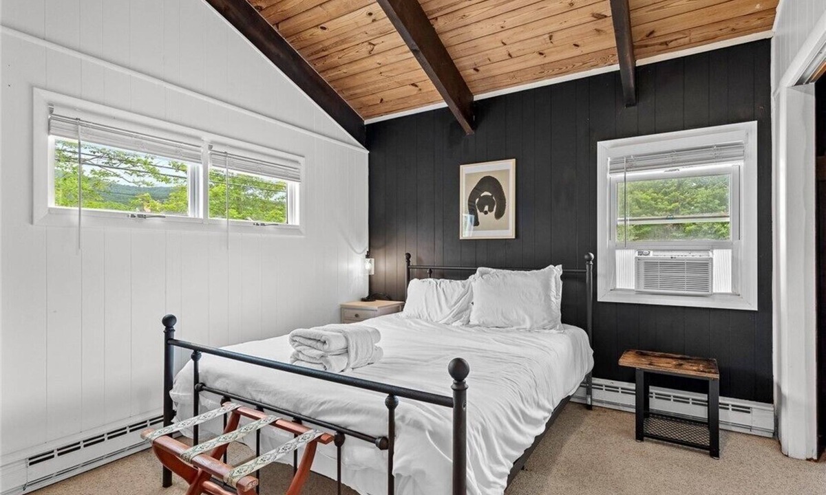 Windham House | Charming 3-bedroom farmhouse with hot tub in the Catskills