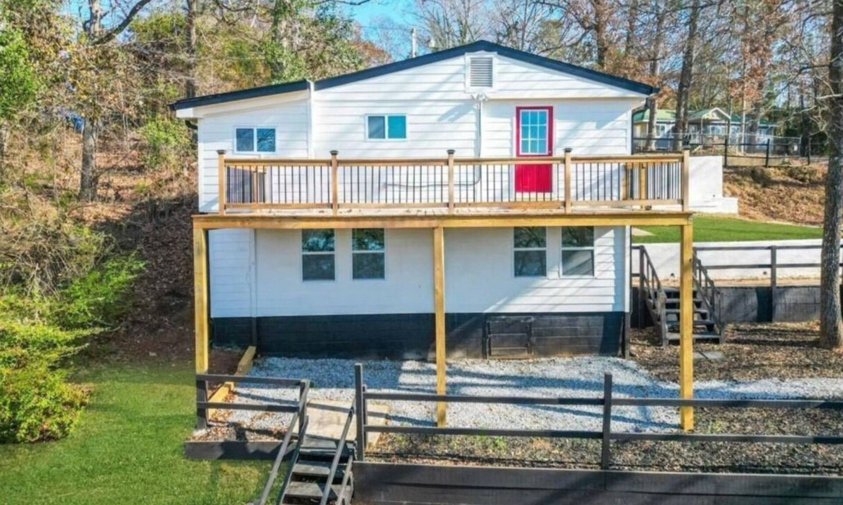 Jackson House | Charming 3-BR/2-BA Waterfront Lake House