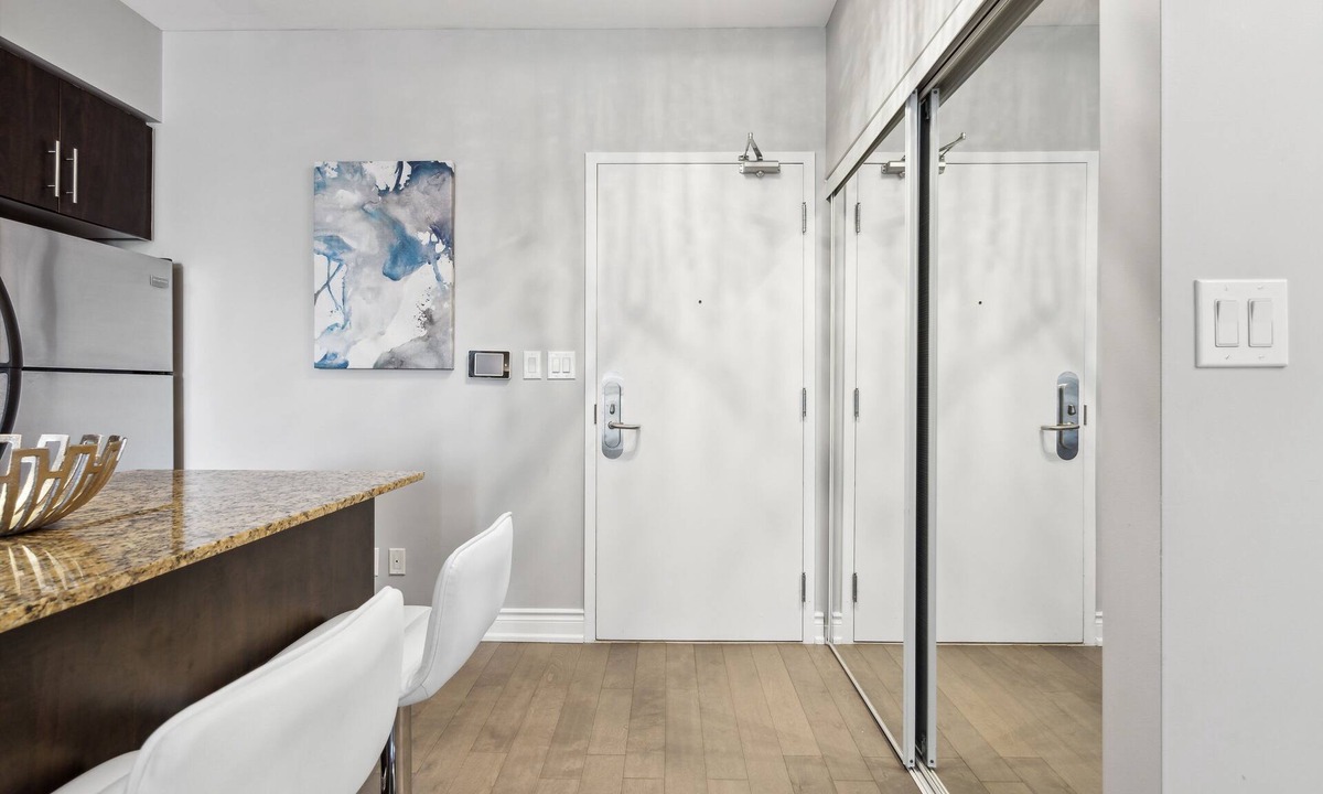 Downtown Toronto Apartment | Charming & Bright 1Bed + Den & 1 Bath Condo