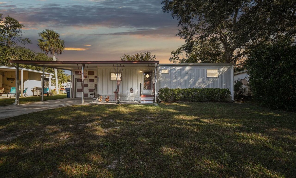 Weeki Wachee Gardens House | CHECK OUT THE RIVER