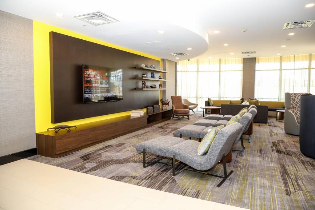 Steeles Industrial Hotel | Courtyard by Marriott Toronto Brampton