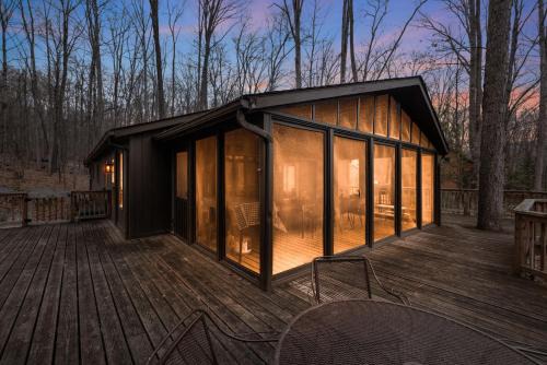 Berkeley Springs Ski Chalet | Cozy cabin w deck & grill, dog-friendly, trails