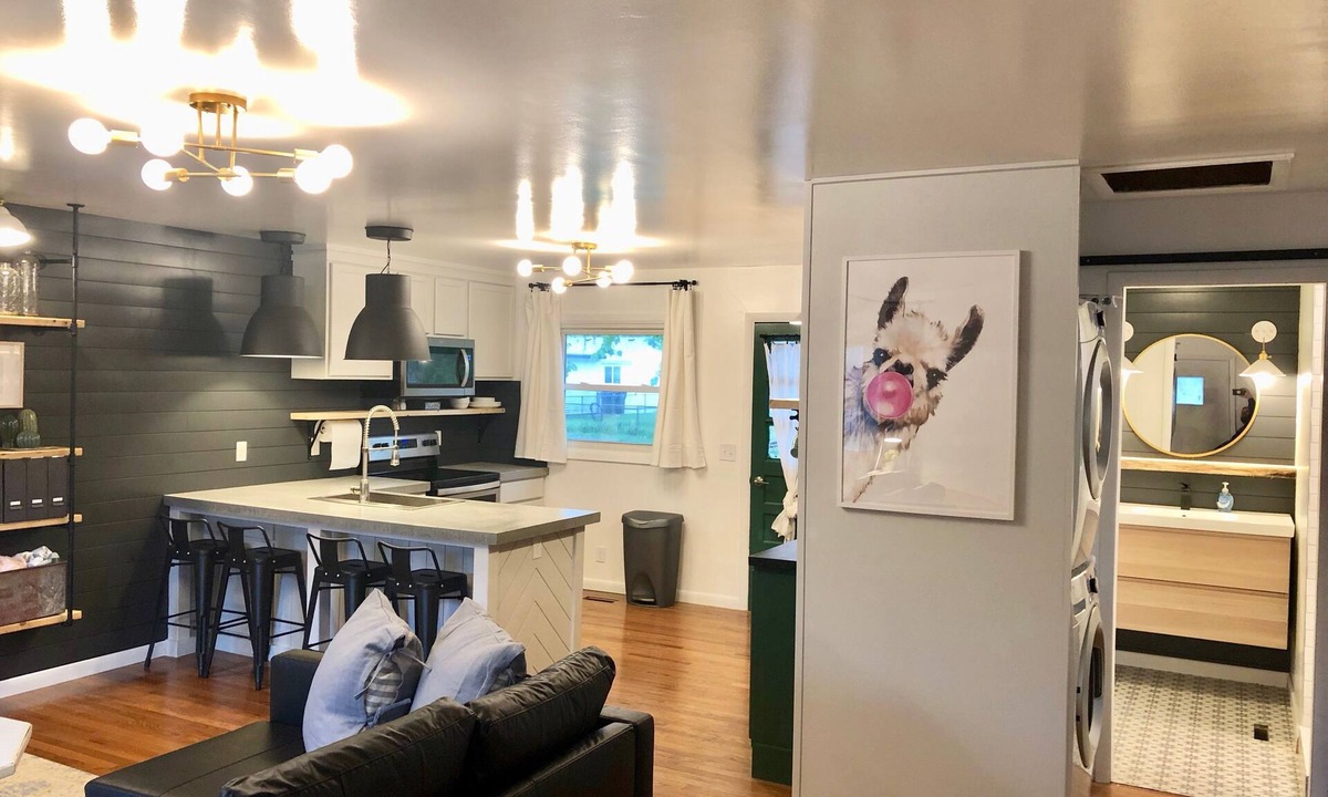 Lincoln House | Easy Self Check-In for Centrally Located Home - Stay at the Little Llama House!