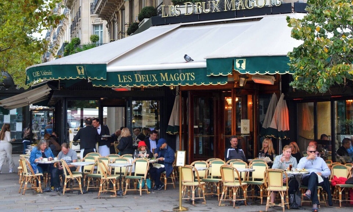 Saint-Germain-des-Pres Apartment | EXCEPTIONAL SETTING ON RUE BUCI TO EXPERIENCE PARIS AT FINEST, SAINT-GERMAIN