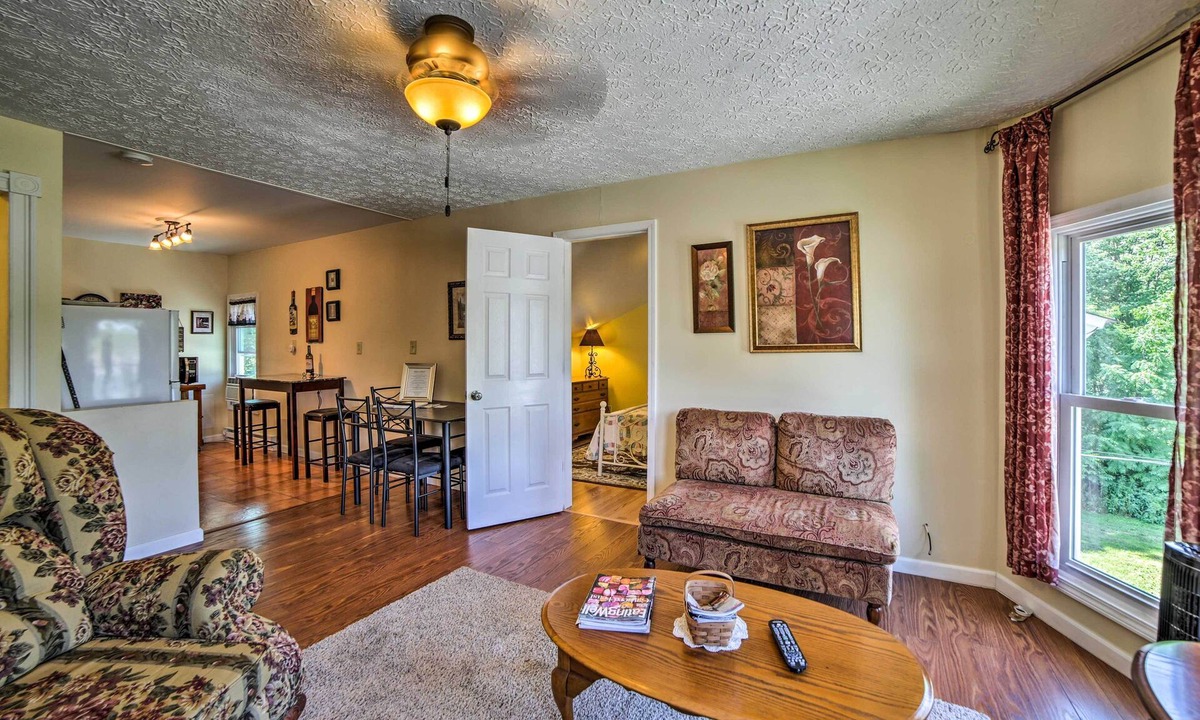 Geneva-on-the-Lake Apartment | Explore Lake Erie & 'Strip' From Quaint Apartment!