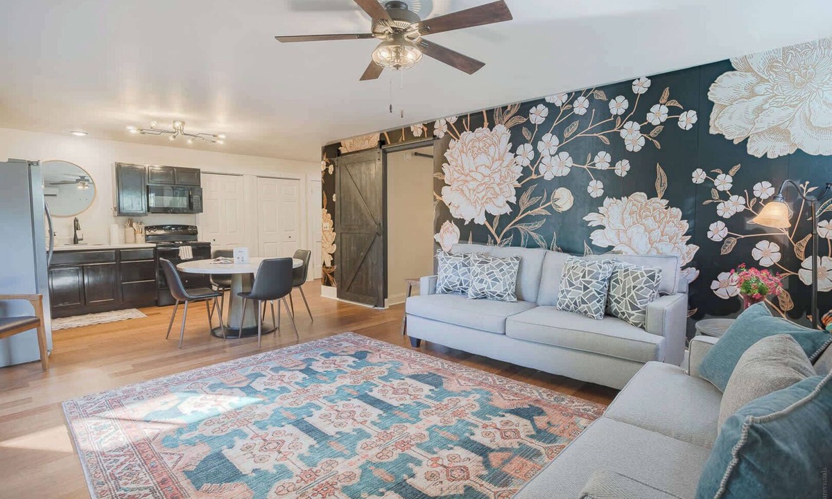 Eureka Springs Historic District Apartment | Fire Pit on deck, Walk to Coffee, Massage, Bar