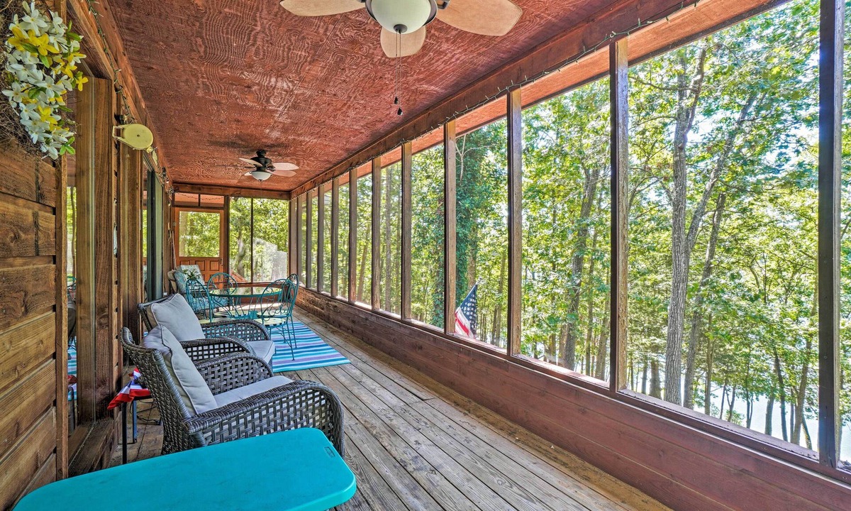 Arrow Point Cottage | Home w/Large Deck on Table Rock Lake!
