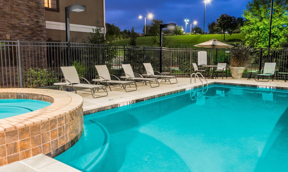 Independence Condo | King Suite. Free Breakfast. Outdoor Pool & Hot Tub. Near Centerpoint Medical Center!