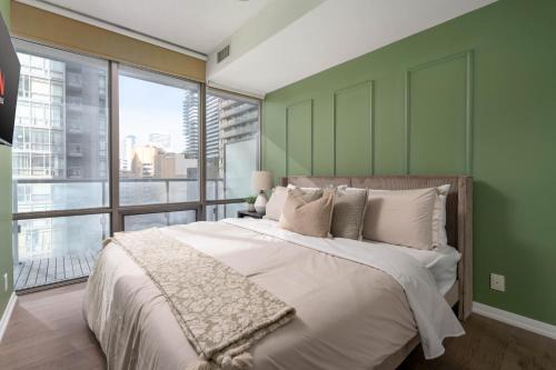 Bay Cloverhill Apartment | Large 2BR on Bay Street 4 Beds with Balcony