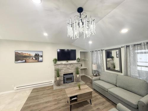 Wantage House | Lux Lake Neepaulin Frontage & Panoramic Views Home