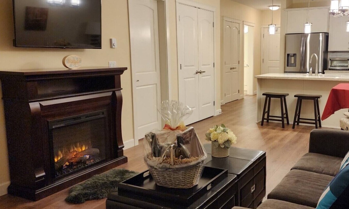 Yorkson Condo | Modern & Comfy 2 bedroom Condo in Langley | Close to Highway 1