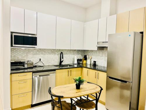North Vancouver Apartment | Modern Ground Level 1BR Apartment - Prime Location