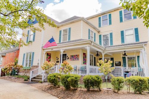 Versailles Bed & Breakfast | Montgomery Inn BnB