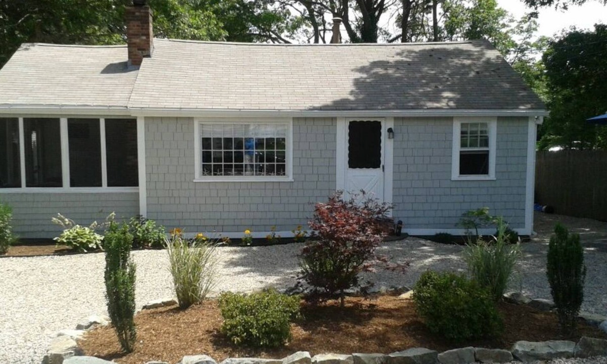 Popponesset Cottage | No place like Poppy, cozy 3 BR, 1bath outdoor shower 3 min walk to private beach