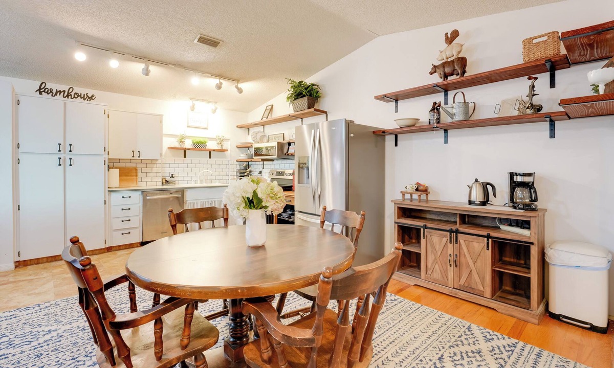 Palm Harbor Apartment | Pool & Patio Access: Breezy Getaway in Palm Harbor