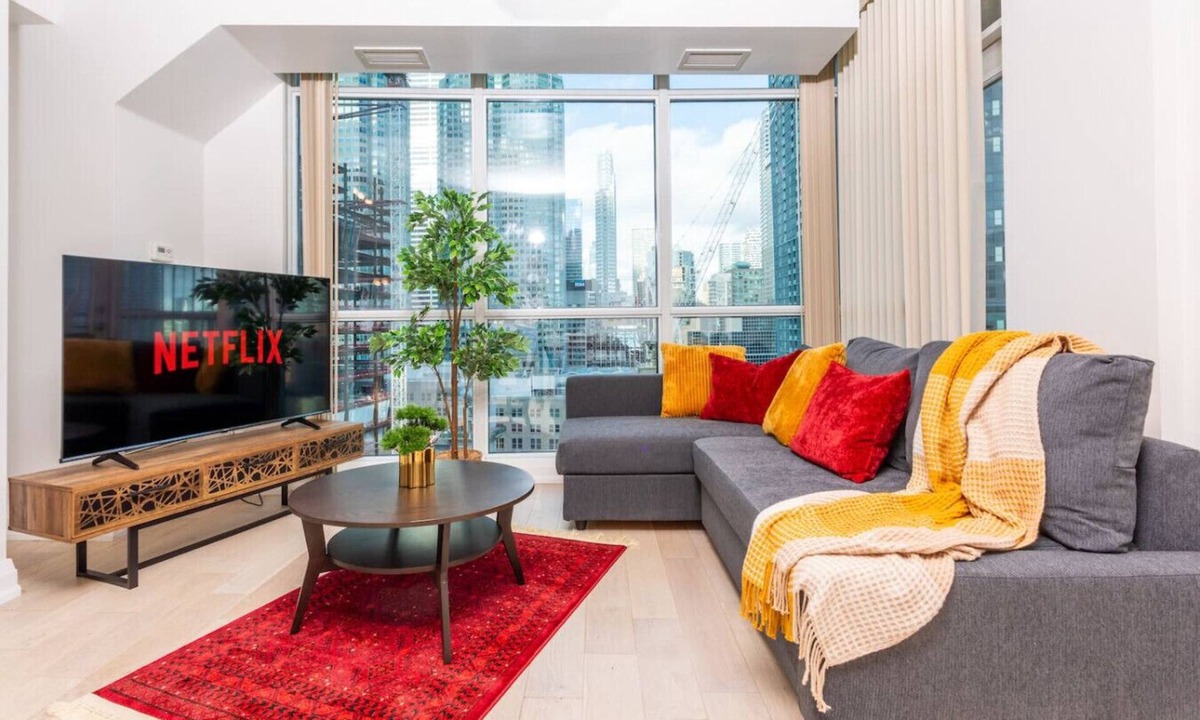 Financial District Hotel | Prime Downtown 2BR - 5 Min to Scotiabank Arena