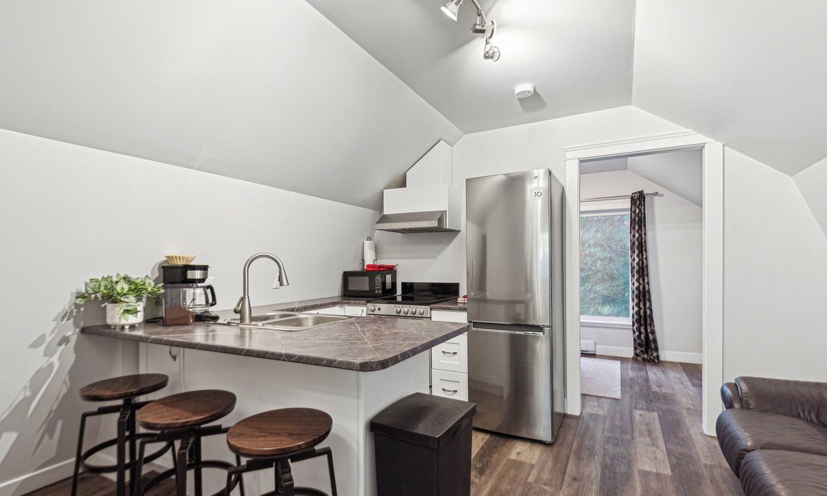 Shawnigan Lake Apartment | Quiet carriage suite near vinyards and lake