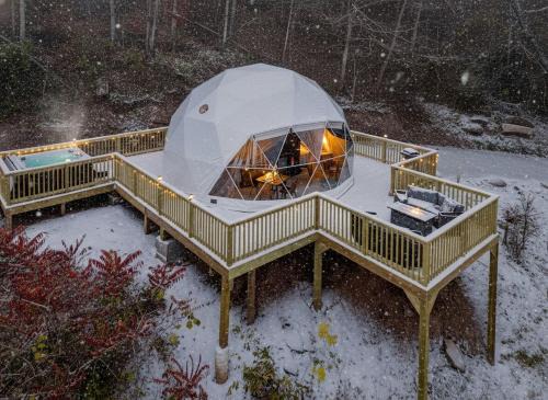 True Other | Romantic Geodesic Dome with Hot Tub, Perfect for Stargazing in Pipestem, West Virginia