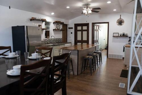 Taylor House | Rustic 2 bedroom Cabin 20 mins from Calamus Res.