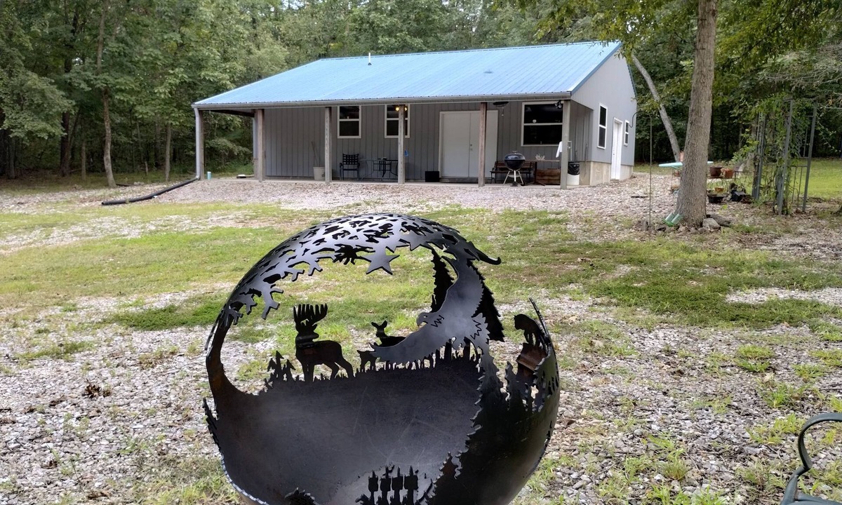 Santa Fe Cabin | Rustic 2-bedroom cabin next to 1000+ acre Conservation area near Mark Twain Lake