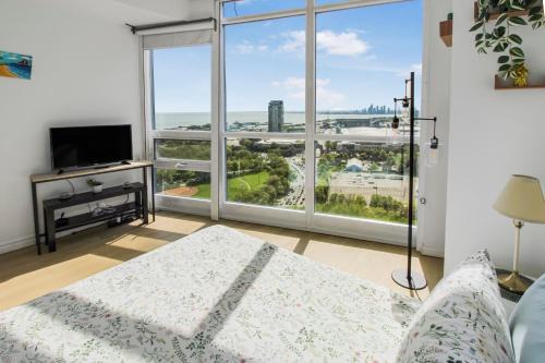 Fort York Apartment | Skyline & Lake Views - Luxury Downtown Suite - Walk Everywhere