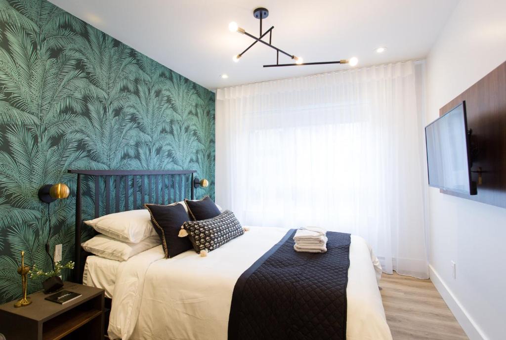 Little Italy Apartment | Studio Palms Steps from JeanTalon Market Full Bath by Den Stays
