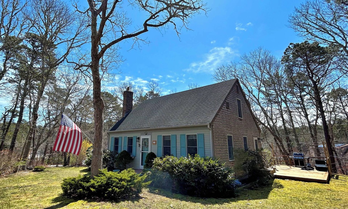 Wellfleet House | Super Comfortable 3BD-Close to Duck Pond, A/C, Screen Porch, Outdoor Shower, Deck