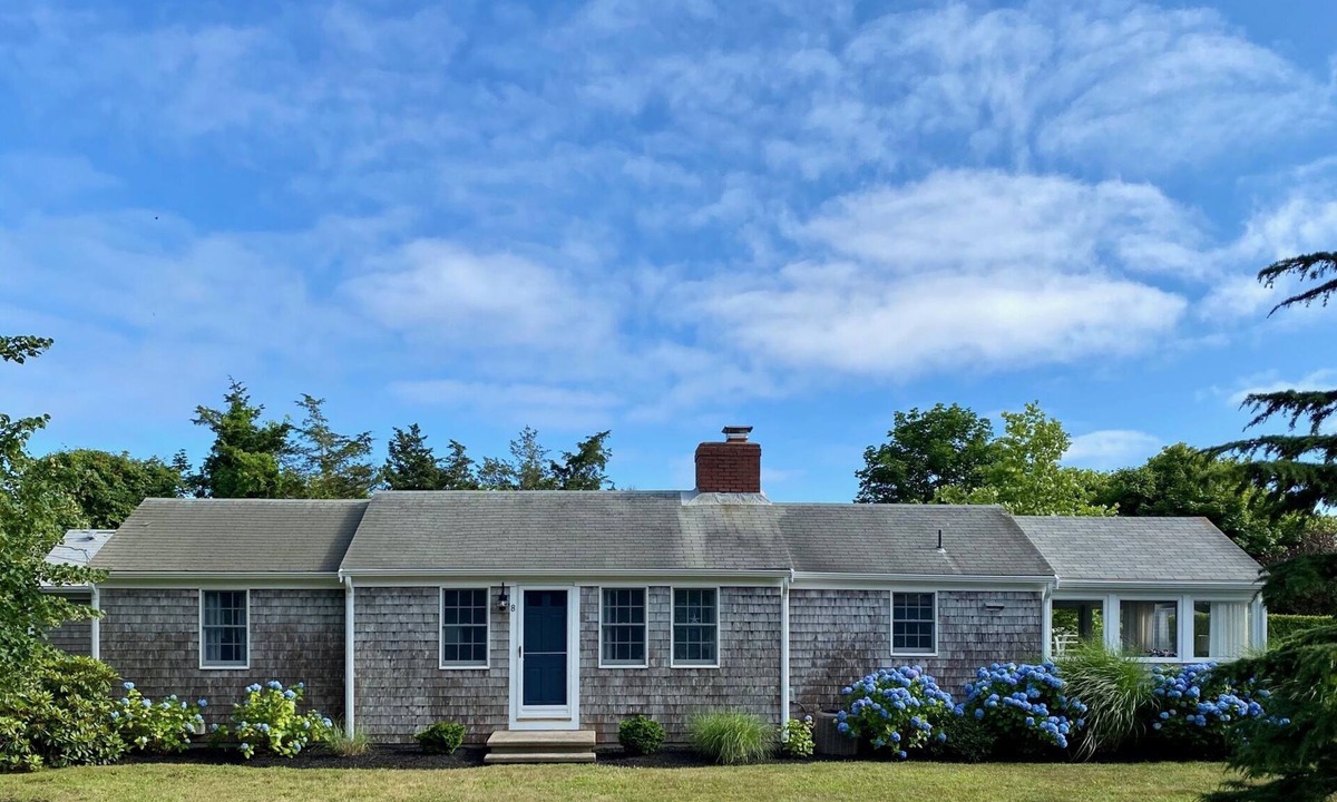 Chatham House | THREE BEDROOM UPDATED HOME-CLOSE TO FISH PIER AND TOWN.