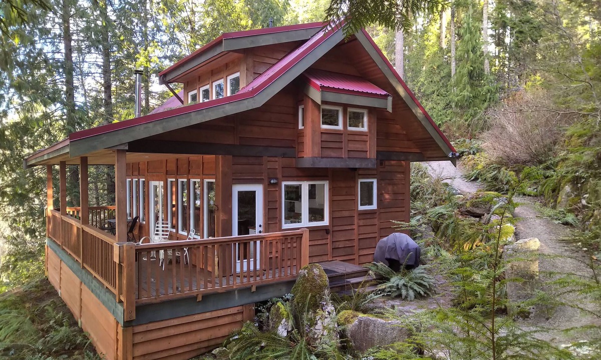 Madeira Park Cabin | Waterfront Classic Cabin - Romantic Seclusion!
