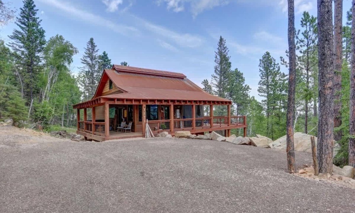 Deadwood House | Yeti Hideout - Fire table, hot tub and stunning views!