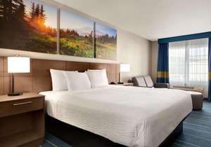 Days Inn & Suites by Wyndham Anaheim At Disneyland Park