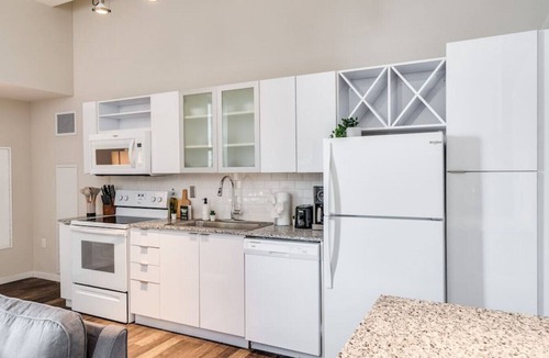 Downtown Cincinnati Apartment | 1Bedroom in CBD w/Pool & Gym Near Over-the-Rhine