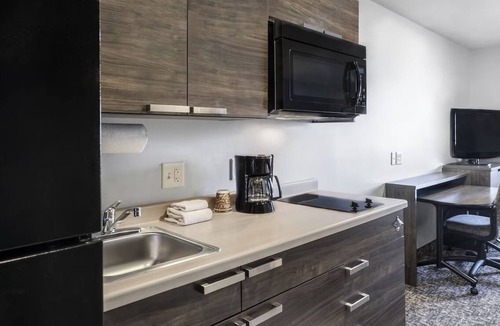 Mitchell Hotel | 2 Convenient Rooms Near Iconic Corn Palace with Full Kitchen – Pet Friendly!