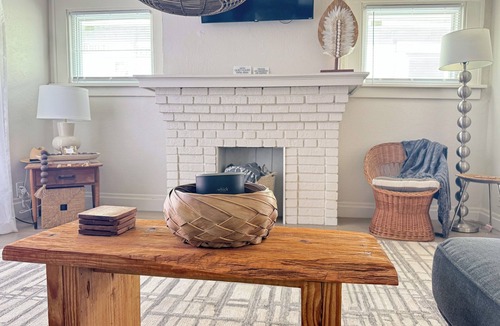 Erie Apartment | 253 Upper Chic Boho Retreat NEW RENO
