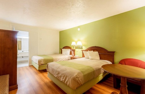 Edgewood Hotel | 4 Budget Edgewood Rooms w/Nearby Dining Options
