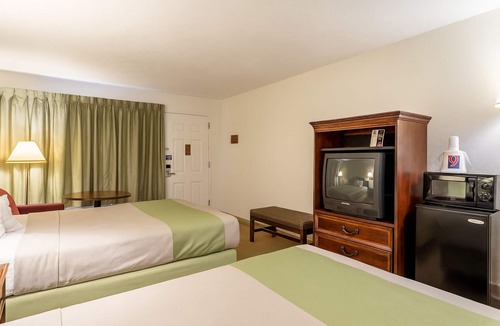 Edgewood Hotel | 4 Budget Edgewood Rooms w/Nearby Dining Options