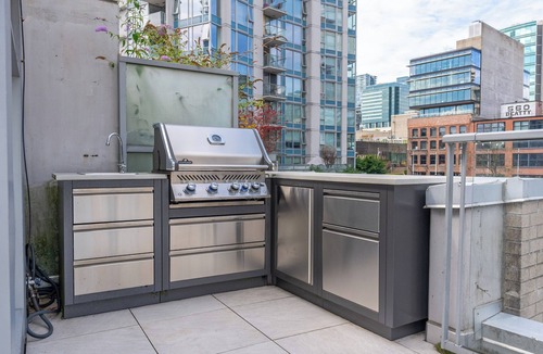 Central House | 5 BR & 3 BTH Entire 3 Floor Townhome-Rooftop