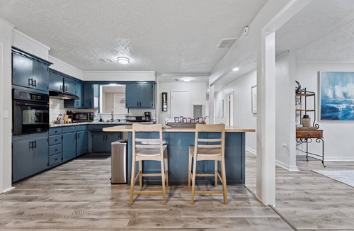 Central Oklahoma City House | 5BR Bethany home near SNU & Wiley Post. Fenced yard, full kitchen. Sleeps 10. #NW25