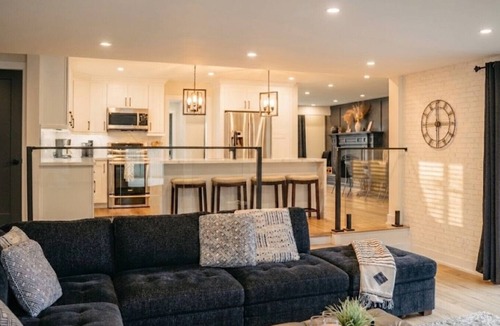 Oro-Medonte House | 6-Bedroom Modern Escape in Horseshoe-Pool+Hot tub