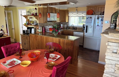 East Shoreham House | Beach front house amazing views 3/3, 8 person spa covered granite wet bar 55” TV