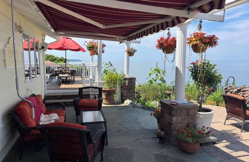 East Shoreham House | Beach front house amazing views 3/3, 8 person spa covered granite wet bar 55” TV