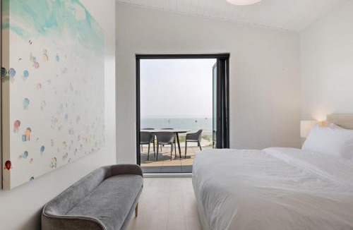 Black Creek House | Beachfront Luxury Suite #18 at THE BEACH HOUSE