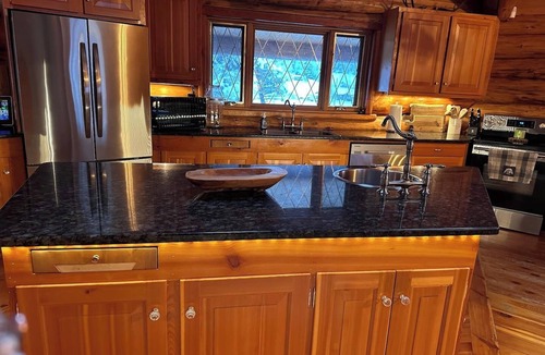 Edgewater Cabin | Beautiful Mountain Cabin Sleeps 14