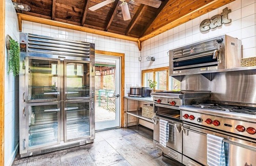 Layton Cabin | Breathtaking Rustic Lodge| Lake Views & Hot Tub