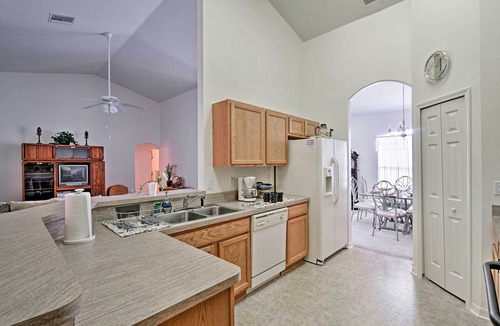 Spring Hill Cottage | Bright Spring Hill Home: 5 Mi to Weeki Wachee Park