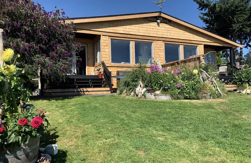 Campbell River House | Campbell River - beachfront duplex on Stories Beach the Georgia Strait
